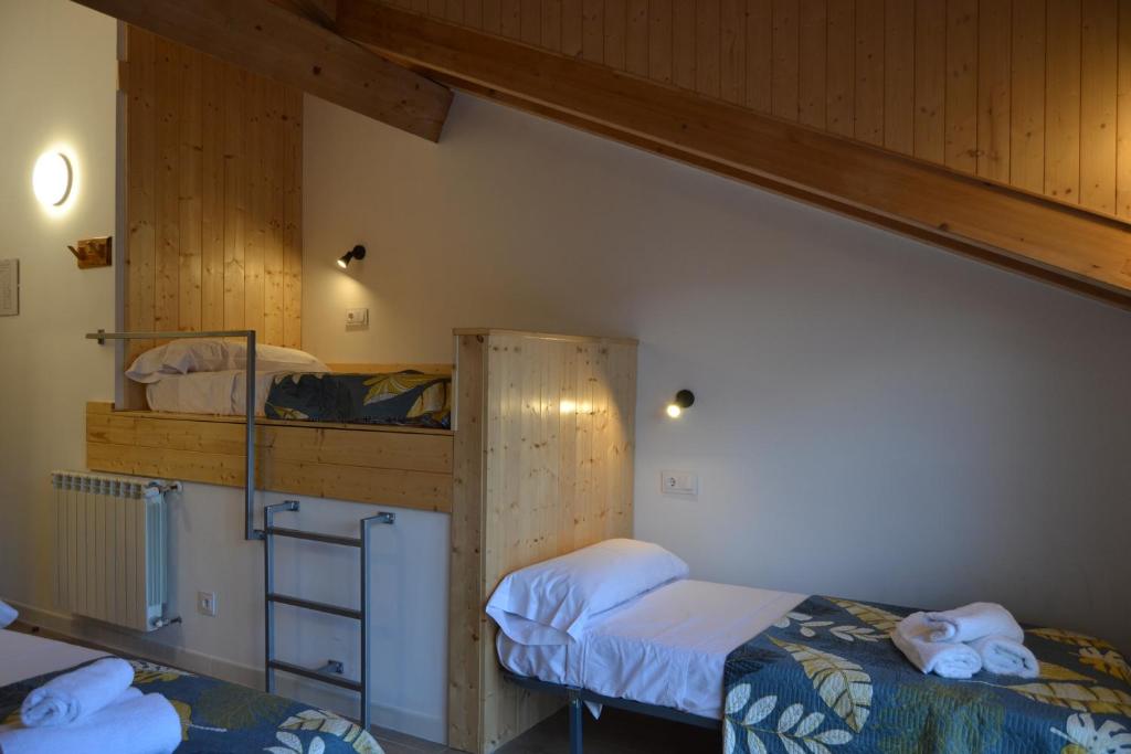 Villa de Salas Alojamientos - Quadruple Room With Private Bathroom