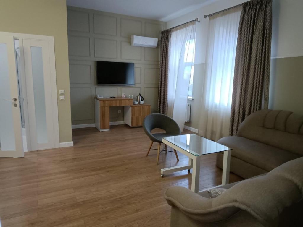 Gosudar Hotel - One-Bedroom Suite