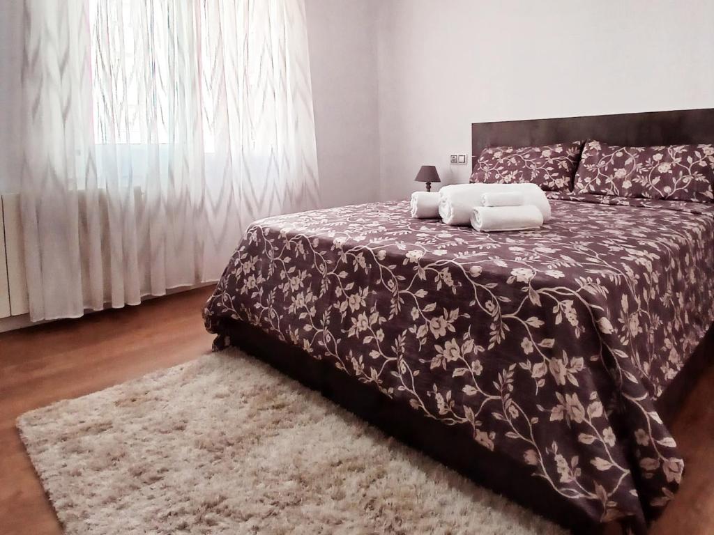 Un dormitorio con una cama con dos almohadas encima. en Ninas rooms, en Barcelona