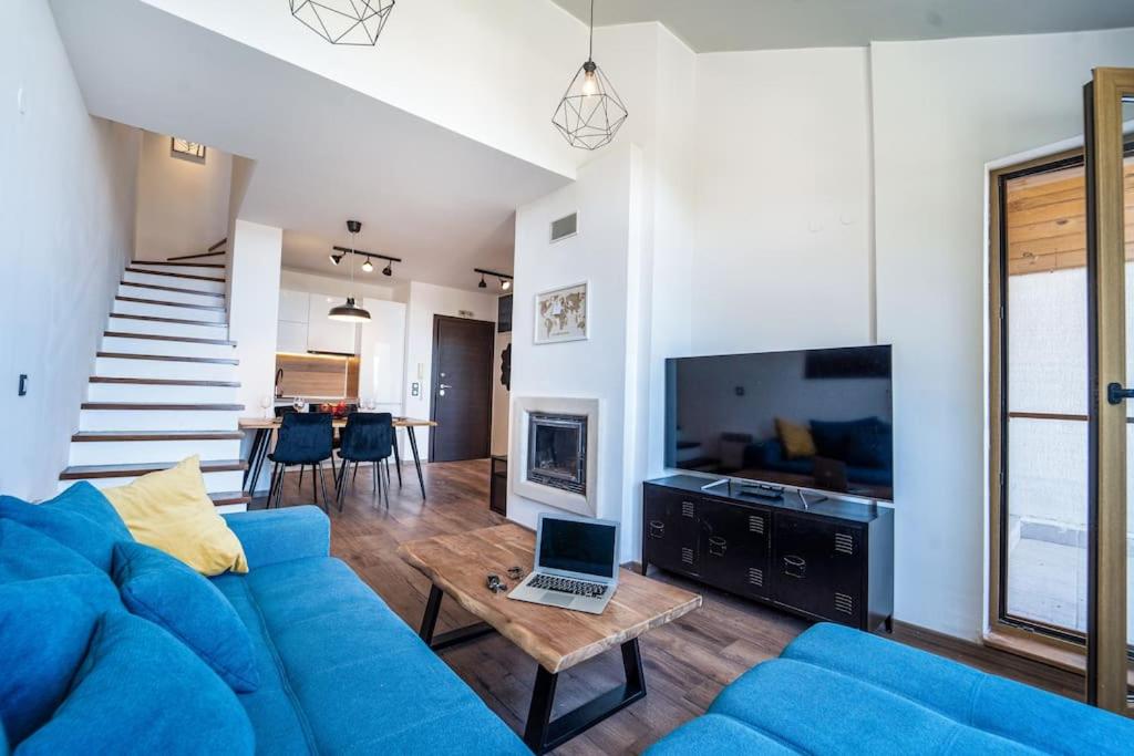 Posezení v ubytování Alpin Penthouse 2 Bedroom with Fireplace and Mountain View