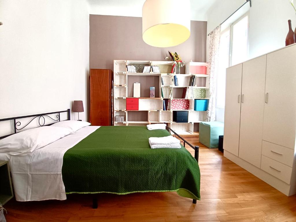 Un dormitorio con una cama con una manta verde. en B&B Casa Sant'Eufemia, en Módena