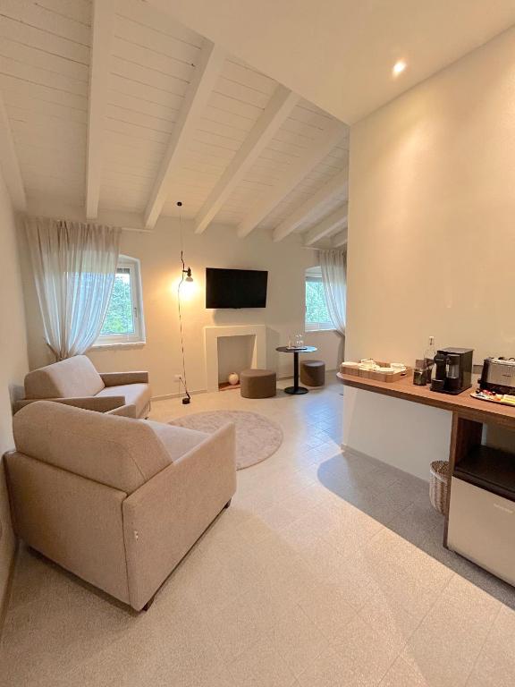 TV a/nebo společenská místnost v ubytování The Lake Suites com - Luxury stay in Lazise