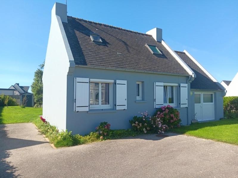 een blauw-wit huis met een raam bij Maison de vacances à Portsall in Portsall