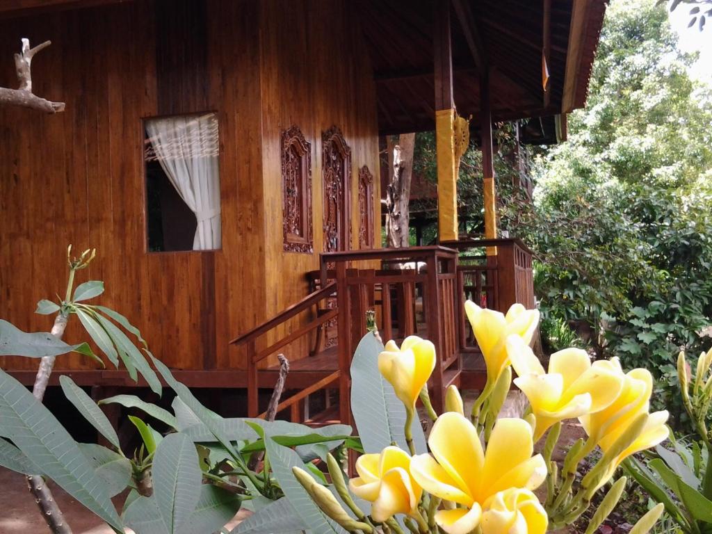 Rõdu või terrass majutusasutuses Bali Rahayu Homestay
