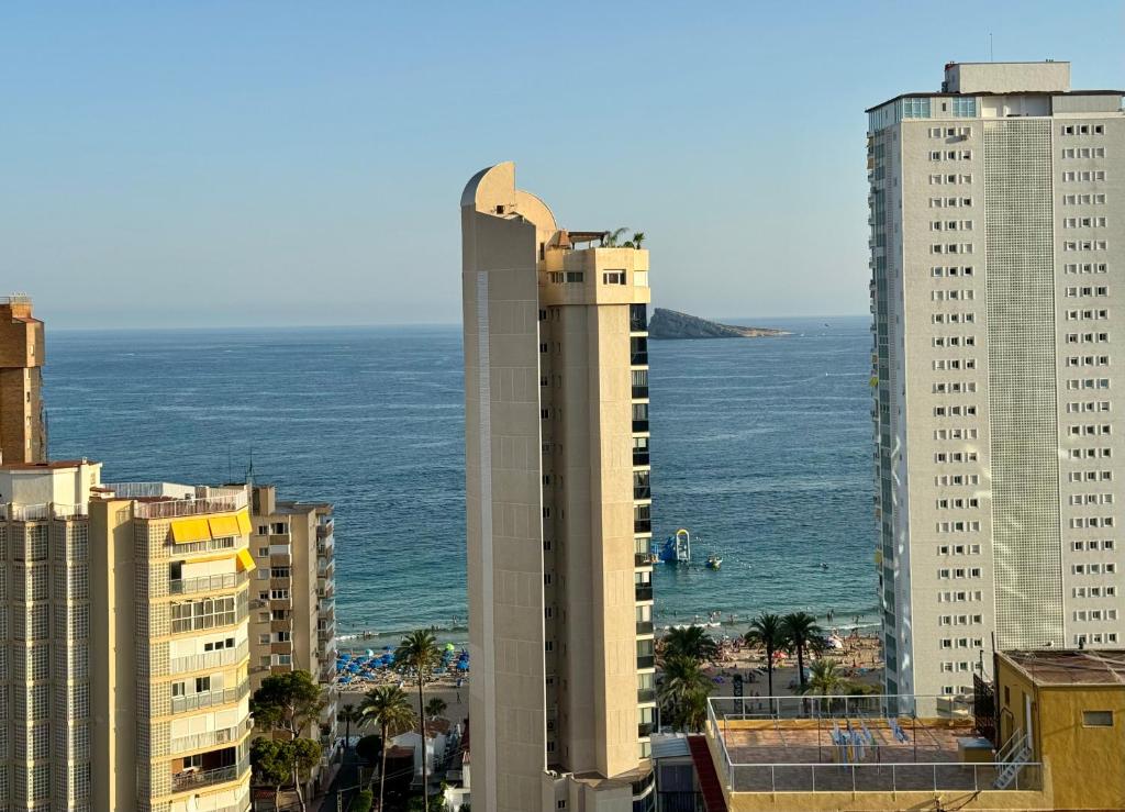 a view of a city with buildings and the ocean at Dúplex de lujo en la playa de Levante in Benidorm