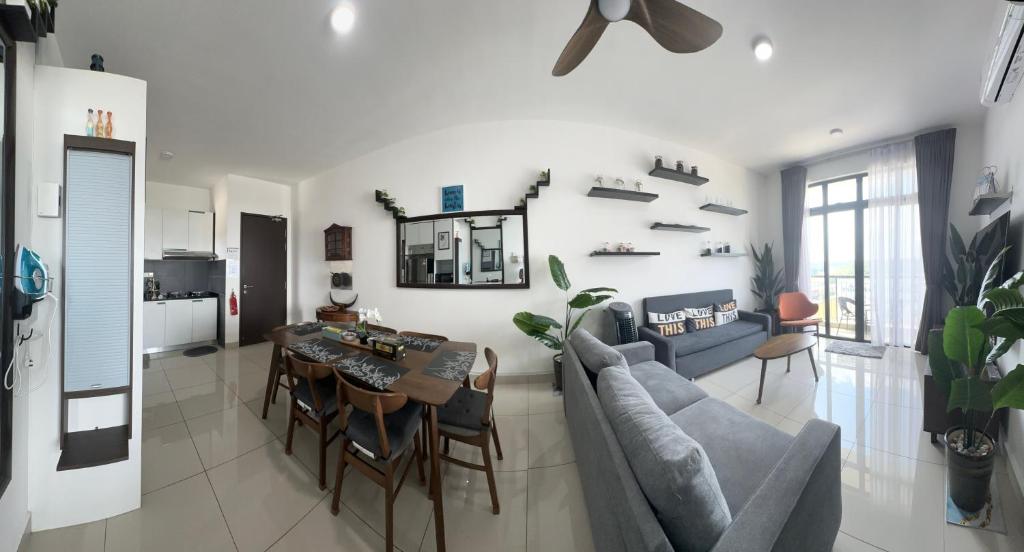 Televisyen dan/atau pusat hiburan di Dhancell Executive Homestay 8 Pax NETFLIX WIFI AT DESARU