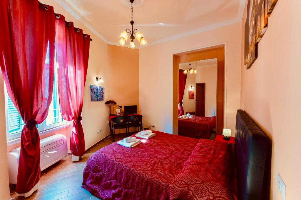 une chambre avec un lit rouge et des rideaux rouges dans l'établissement MICLAD Colosseum Guest House, à Rome