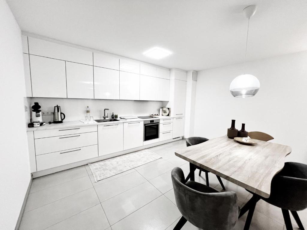 Kuchyň nebo kuchyňský kout v ubytování Özels Designer Loft Metzingen - Smart TV, Netflix, private kostenlose Tiefgarage, Self-Express Check-in,Check-out, Outlet 100m