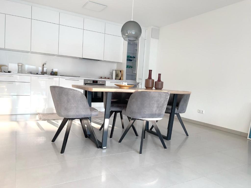 Kuchyň nebo kuchyňský kout v ubytování Özels Designer Loft Metzingen - Smart TV, Netflix, private kostenlose Tiefgarage, Self-Express Check-in,Check-out, Outlet 100m