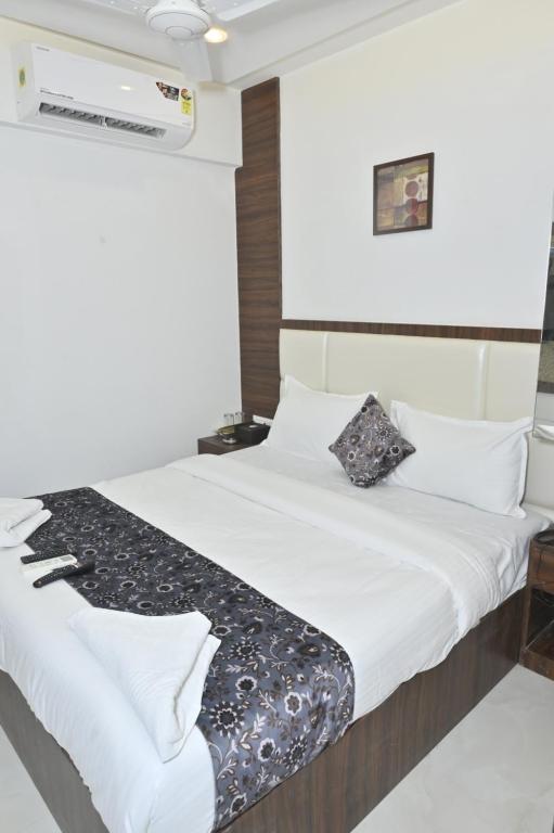 Postel nebo postele na pokoji v ubytování HOTEL S P Terminal-2