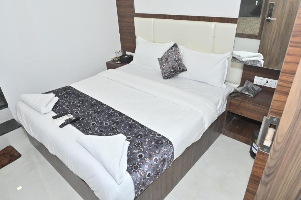 Postel nebo postele na pokoji v ubytování HOTEL S P Terminal-2