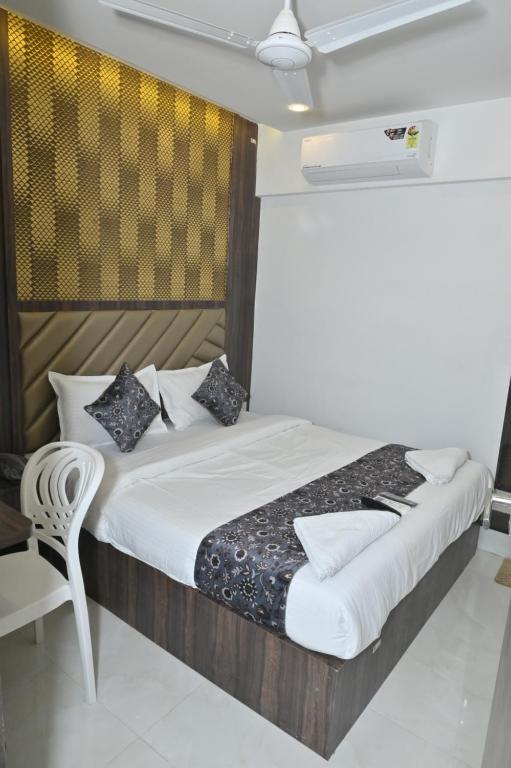 Postel nebo postele na pokoji v ubytování HOTEL S P Terminal-2