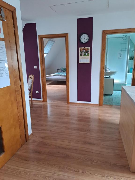 Monteur- und Ferienwohnung in Hainichen - Obergeschoss oder Dachgeschoss - Familie Weber - One-Bedroom Apartment