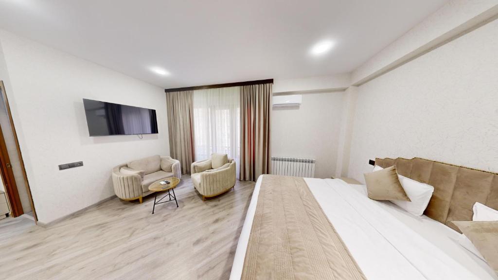 TV a/nebo společenská místnost v ubytování Royal Renaissance Hotel