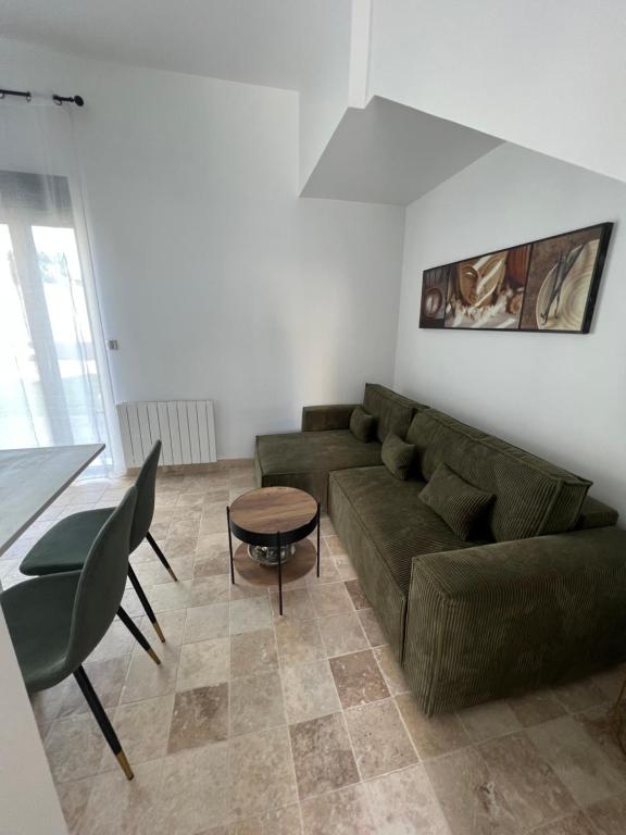 un salon avec un canapé et une table dans l'établissement Studio Appart 35m, à Rosny-sous-Bois