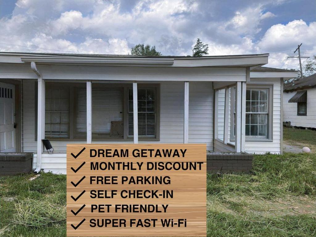 ein Haus mit einem Schild davor in der Unterkunft Cozy 2 Bed Retreat in Vibrant Beaumont, TX in Beaumont