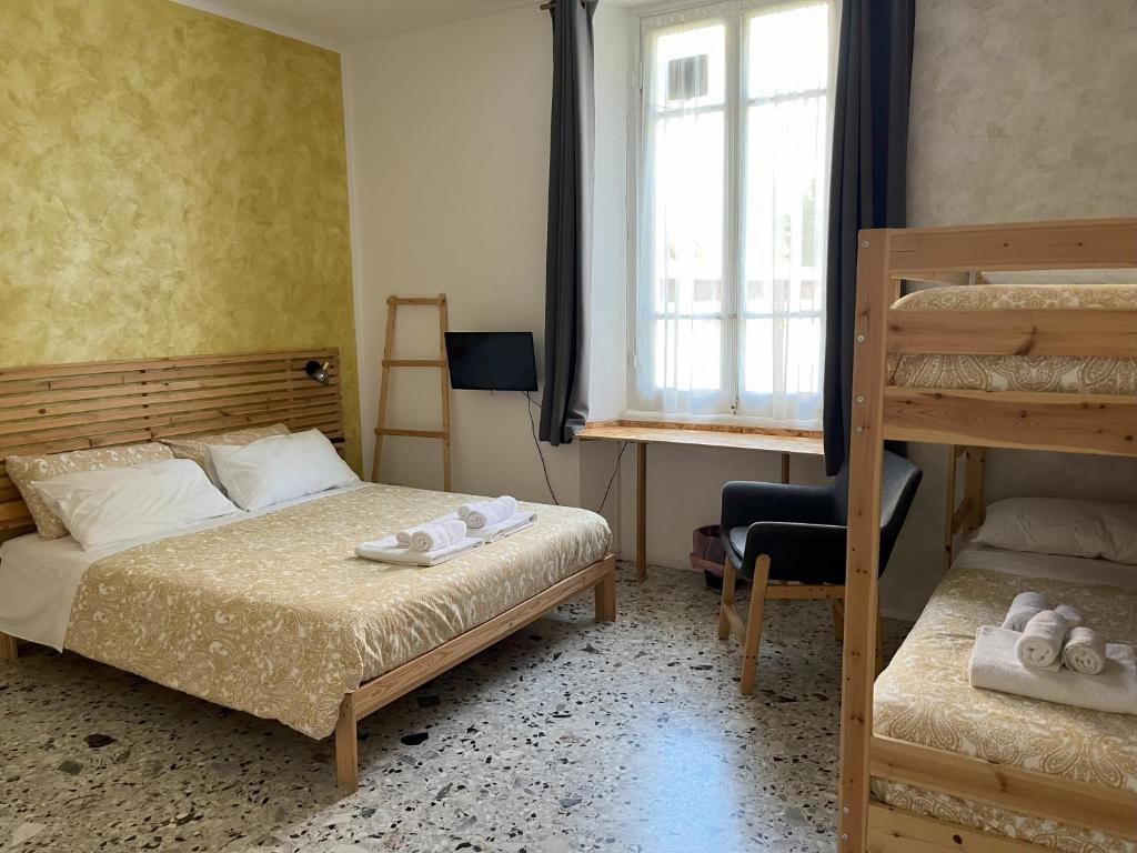 sypialnia z dwoma łóżkami piętrowymi i oknem w obiekcie B&b Red House w mieście Garlate