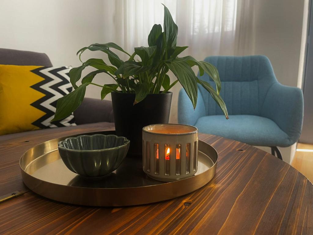 - une table avec une bougie et un bol dans l'établissement Apartamento Primavera Centro, à Ronda