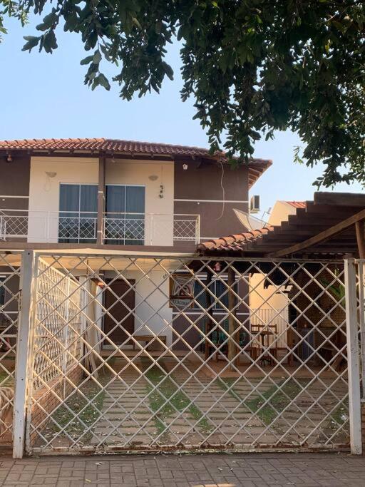 ボニートにあるCasa centro Bonitoの前に柵がある家