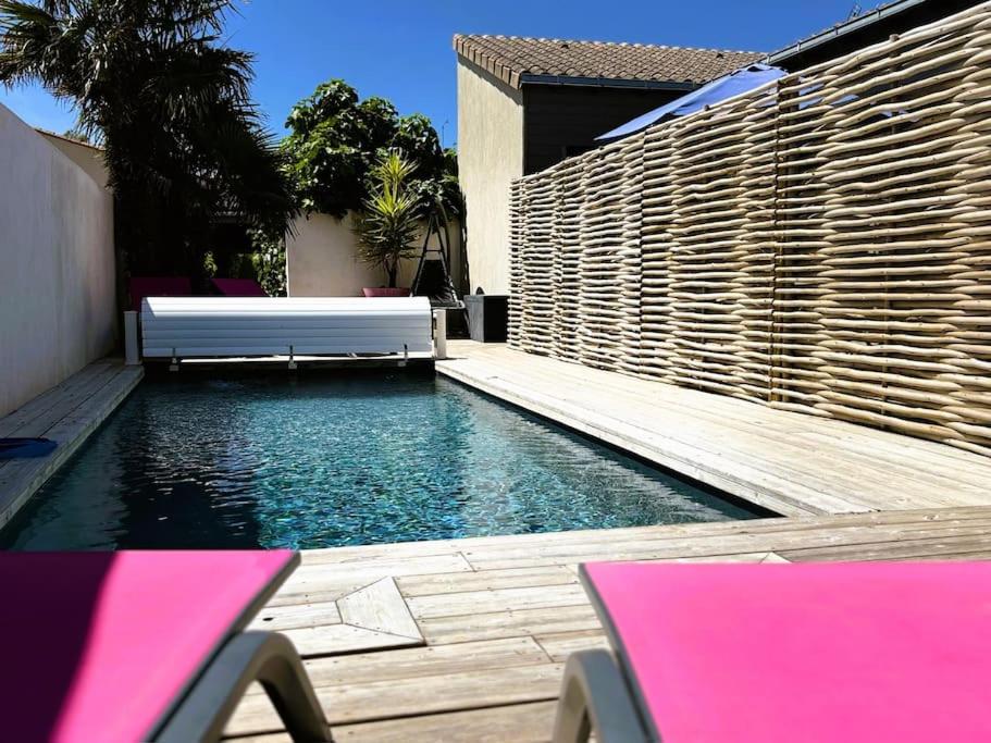 Piscina de la sau aproape de Maison des sables piscine chauffée 2 chambres 100m des plages