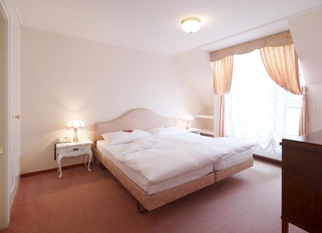 Postel nebo postele na pokoji v ubytování Hotel Mozart