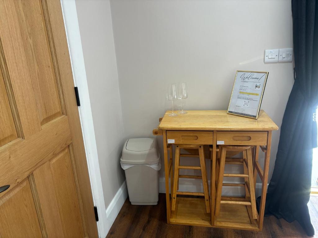 Fotografie z fotogalerie ubytování Private Detached Small Bedroom and Bathroom Only- This is not an apartment- No clothes storage or cooking facilities v destinaci Droichead an Bhuitléaraigh