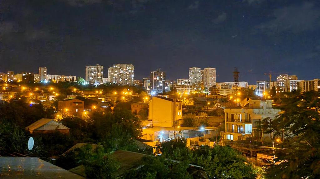 Nespecifikovaný výhled na destinaci Tbilisi nebo výhled na město při pohledu z penzionu – hostince