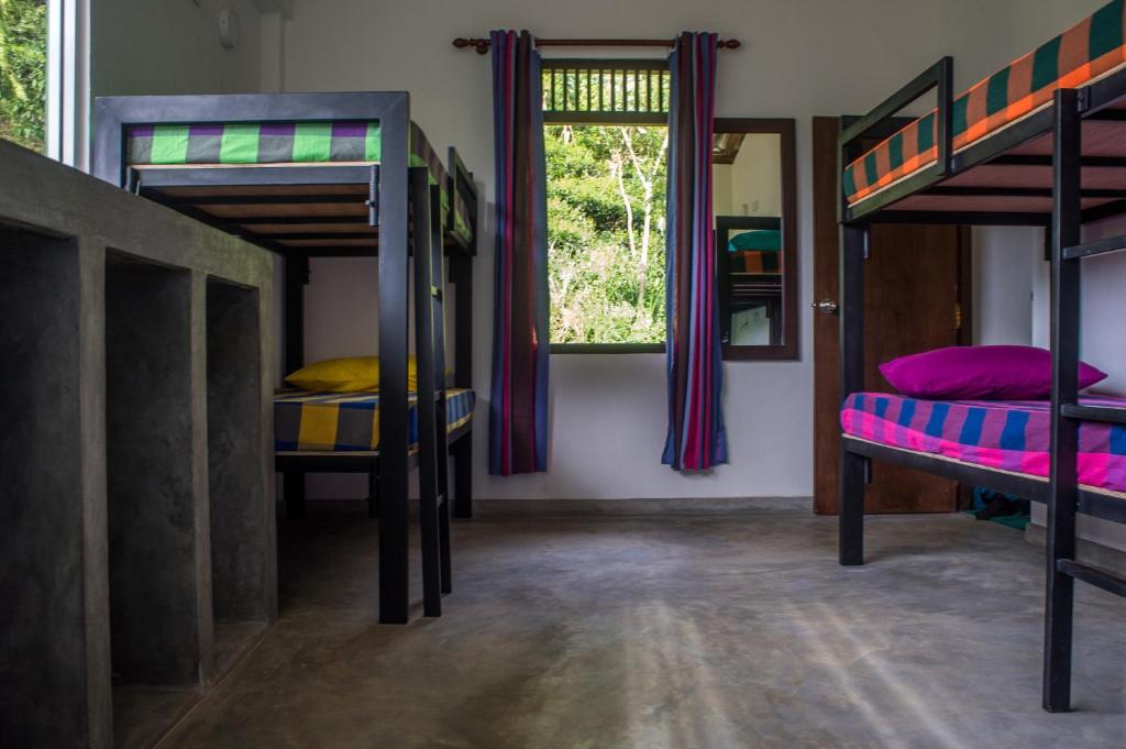 Postel nebo postele na pokoji v ubytování Sinharaja Hostel