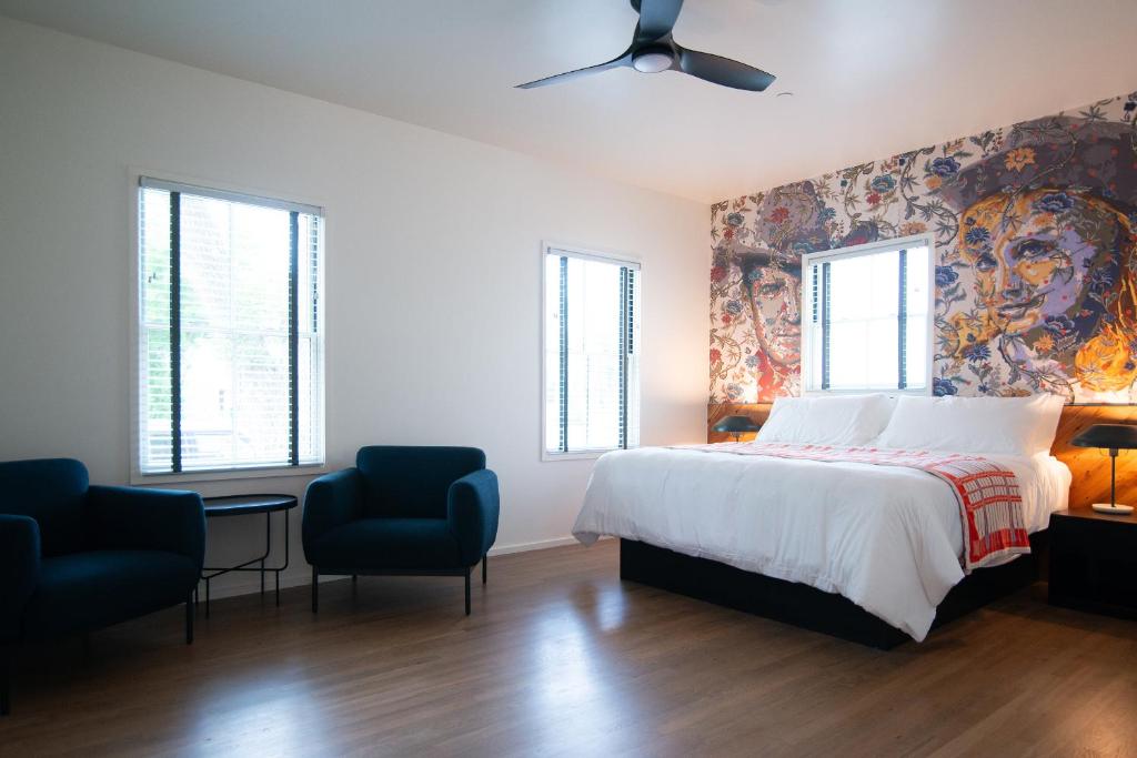 Cama ou camas em um quarto em Talbot Commons Hotel