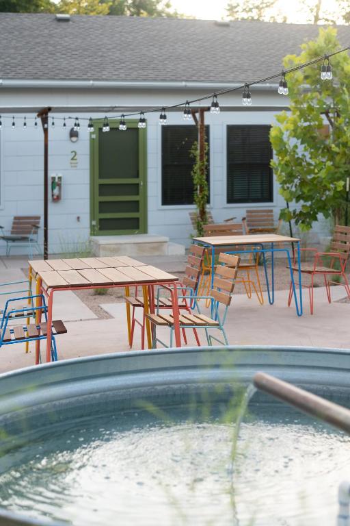 A piscina localizada em Talbot Commons Hotel ou nos arredores