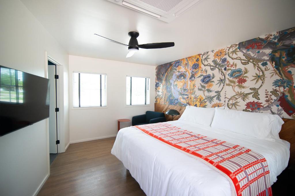 Cama ou camas em um quarto em Talbot Commons Hotel