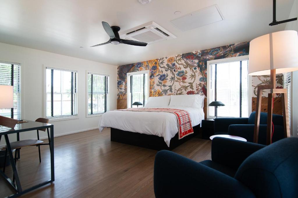 Cama ou camas em um quarto em Talbot Commons Hotel