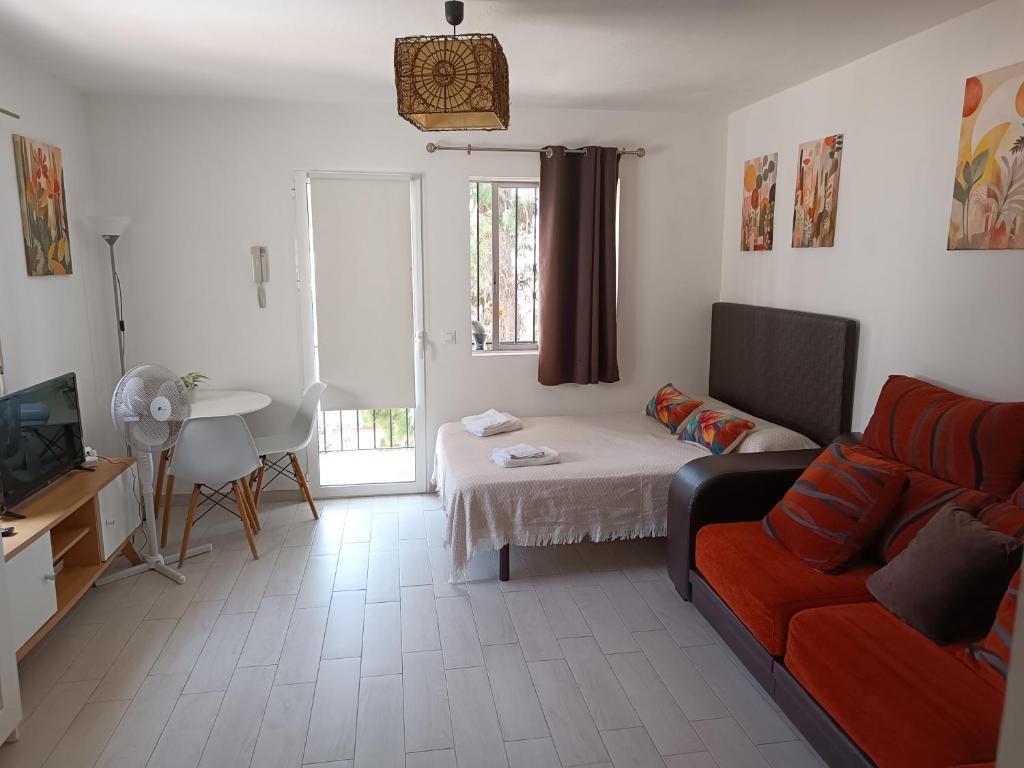 A television and/or entertainment centre at Estudio a 50mt del mar, zona Palacio de Congresos Apto 7