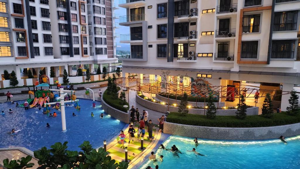 Kampong TangihanK-Avenue with PS5 and Pool View by JH Project的一群人,在一座建筑物的游泳池里