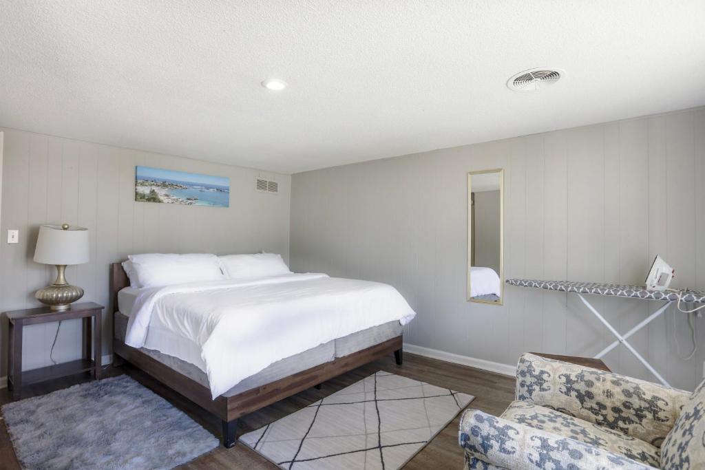 Modern Overland Park Home With king Bed, Overland Park (updated prices