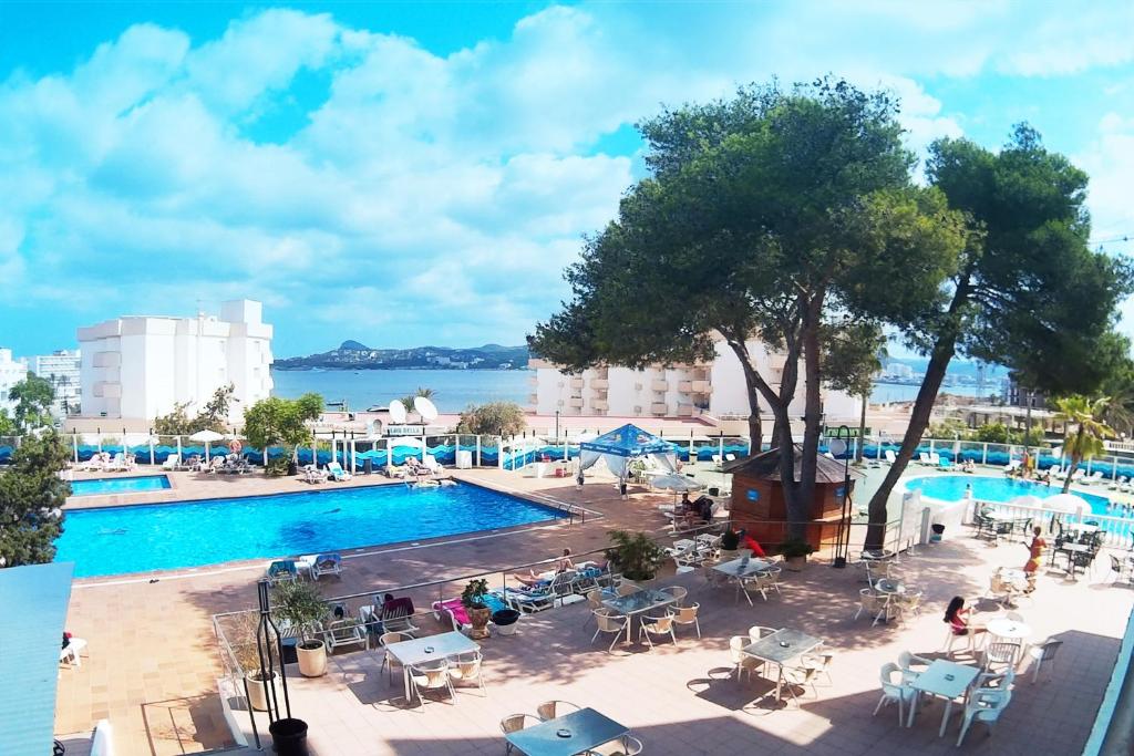 サン・アントニオ・ベイにあるApartamentos Vibra Rivieraのリゾートのスイミングプールのイメージ