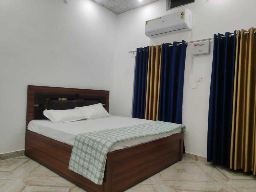 Postel nebo postele na pokoji v ubytování Abhya Home Stay
