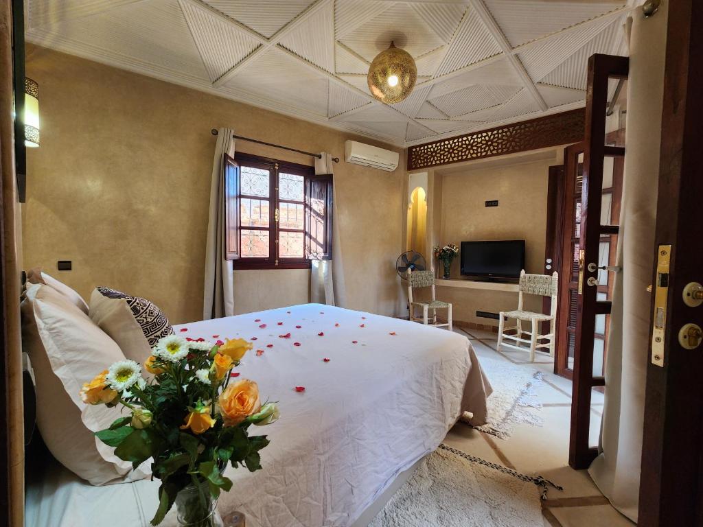 Postel nebo postele na pokoji v ubytování Riad Mumtaz Marrakech