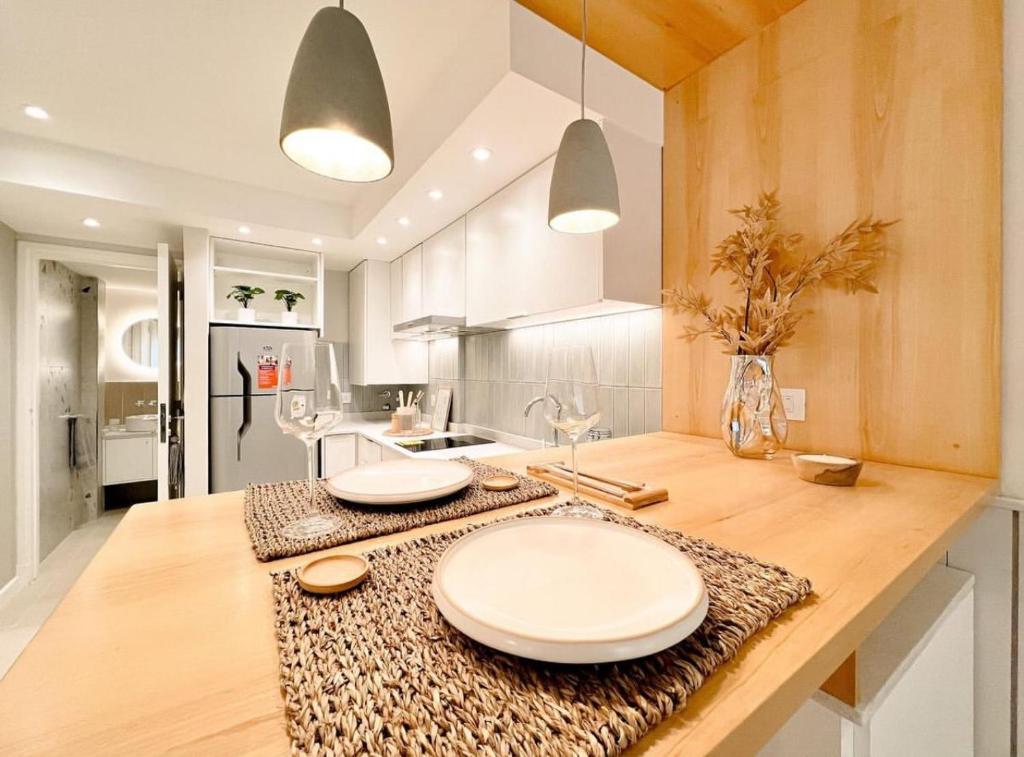 eine Küche mit zwei weißen Tellern auf einer Theke in der Unterkunft Las Toscas in Mar del Plata