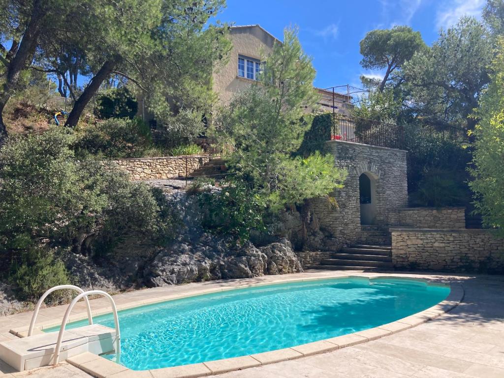 Πισίνα στο ή κοντά στο Le gîte sous les pins