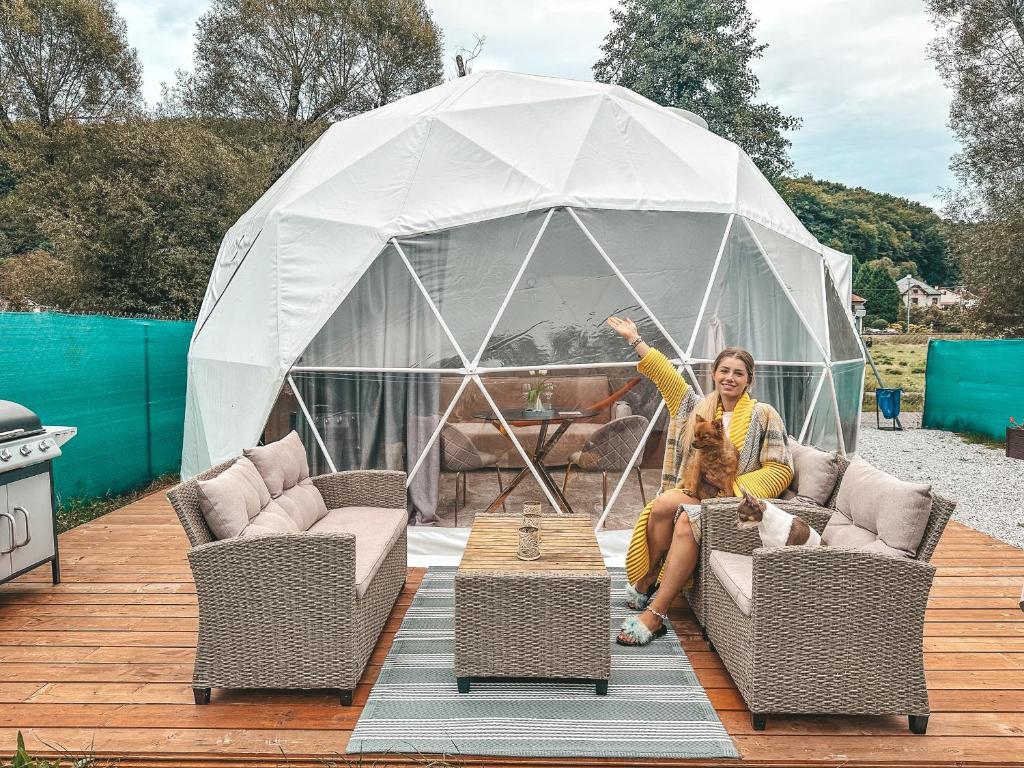 Posezení v ubytování Hideaway Glamping