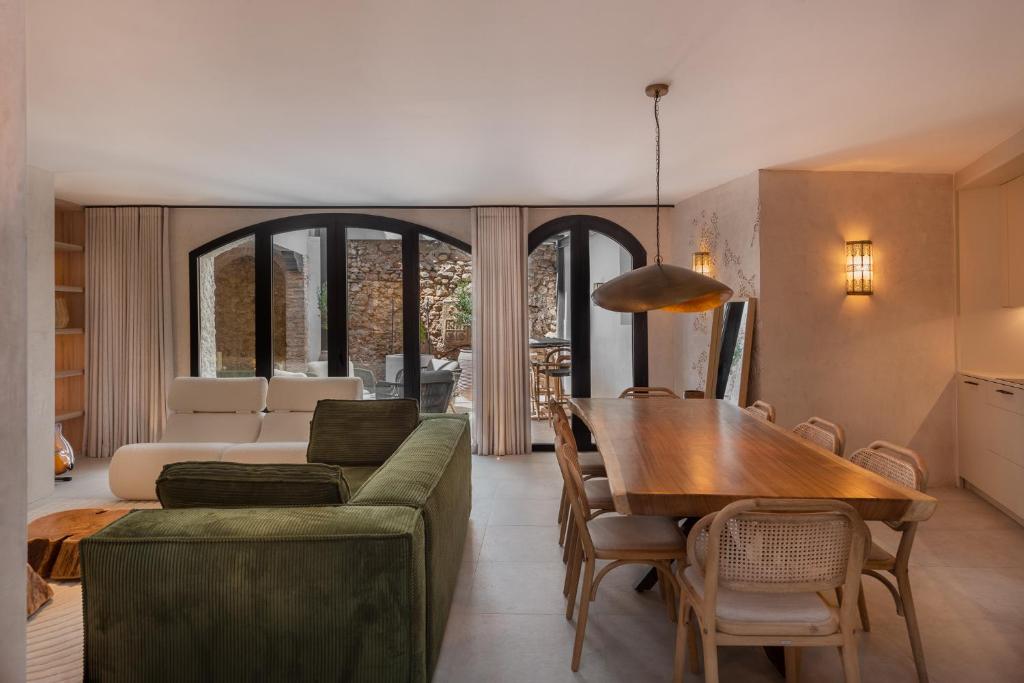 una sala de estar con un sofá y una mesa en Casa Azalia - Marbella Old Town, en Marbella