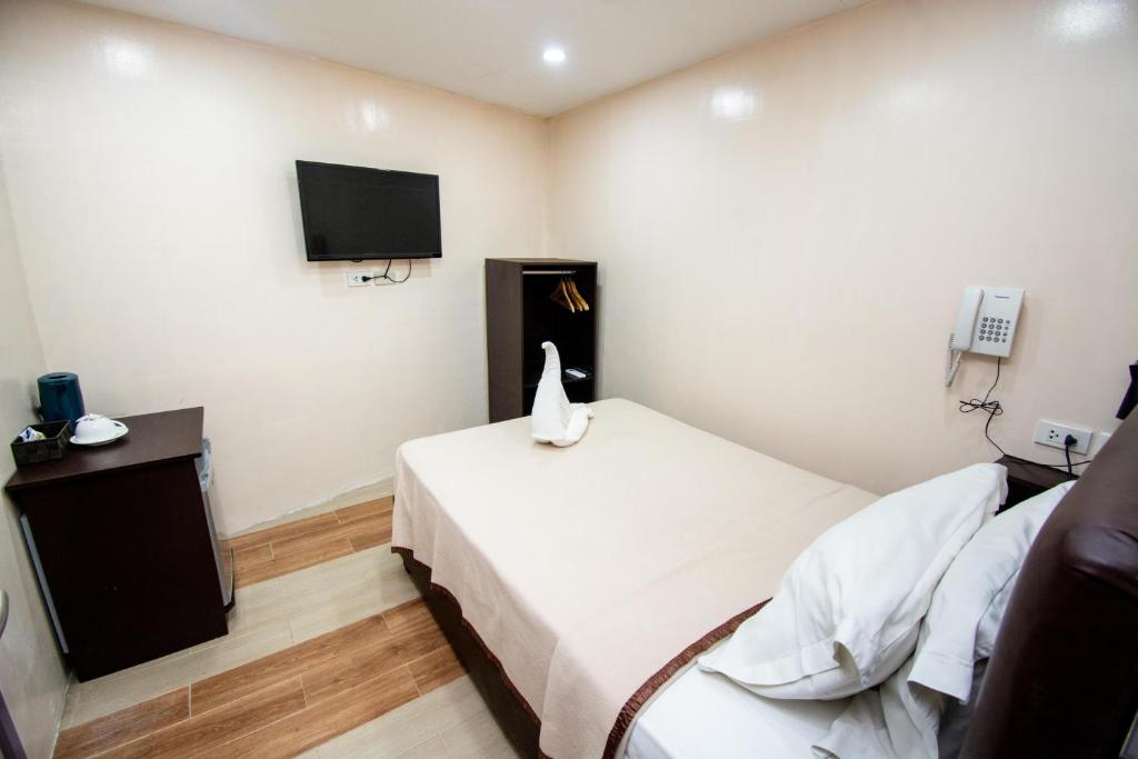TV a/nebo společenská místnost v ubytování Emerald Island Hotel