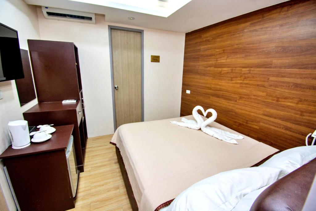 Postel nebo postele na pokoji v ubytování Emerald Island Hotel