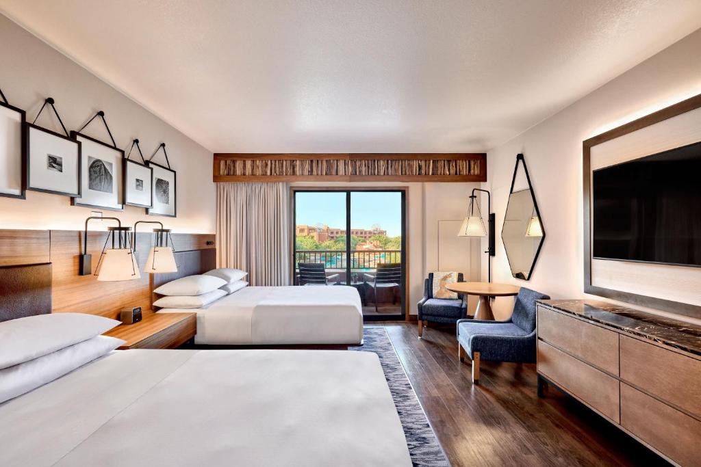 Postel nebo postele na pokoji v ubytování Sheraton Grand at Wild Horse Pass