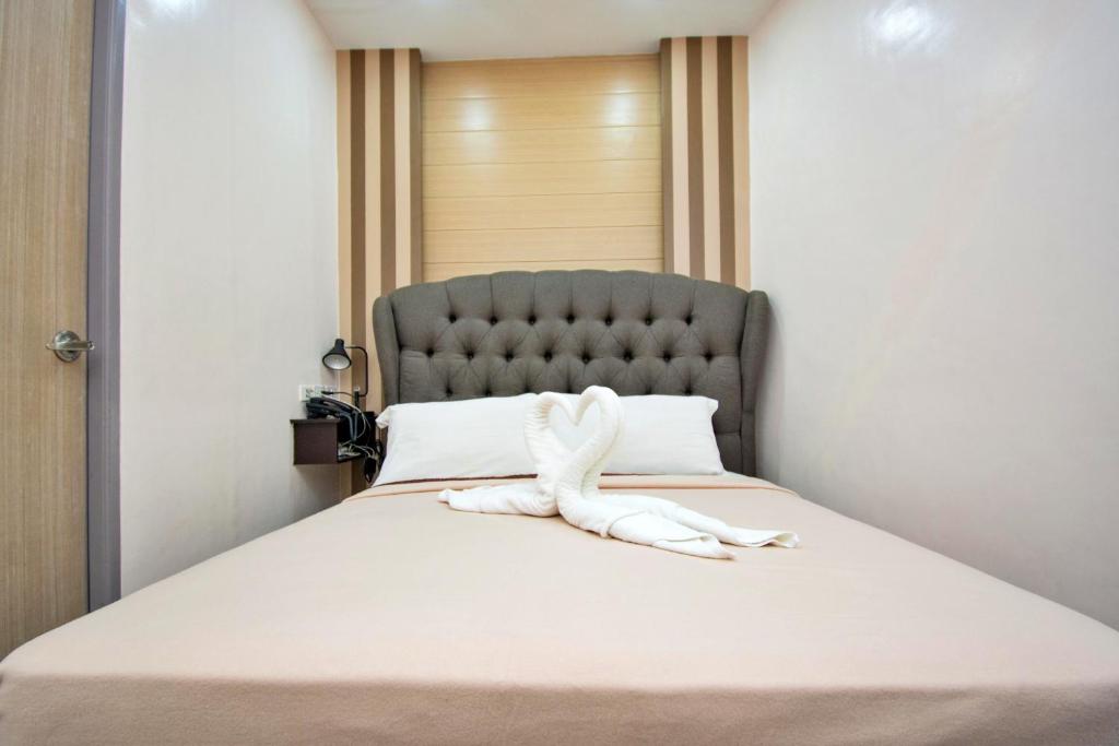 Postel nebo postele na pokoji v ubytování Emerald Island Hotel