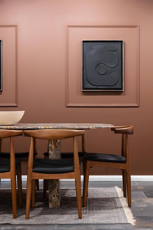 Hotel Impressive 5Beds House in South Kensington, a dining room with a table and a tv at Impressive 5Beds House in South Kensington in London