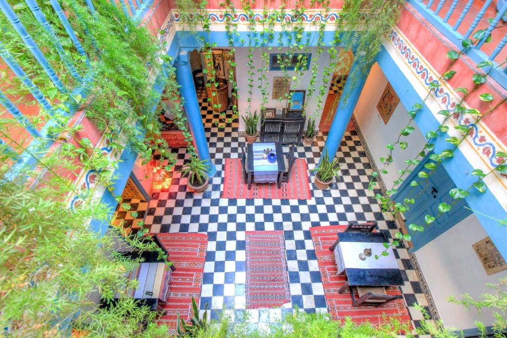 uma vista superior de uma casa com piso em xadrez em Les Matins Bleus em Essaouira