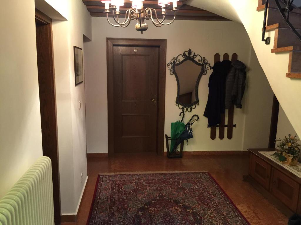 pasillo con puerta, alfombra y lámpara de araña en Landhaus Moises, en Bad Hofgastein