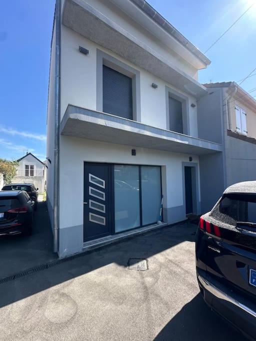 une voiture garée devant un immeuble avec garage dans l'établissement Sublime maison de 2 étages avec cour, à Chilly-Mazarin